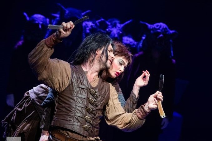 Sweeney Todd se konečně mstí i na velkém jevišti