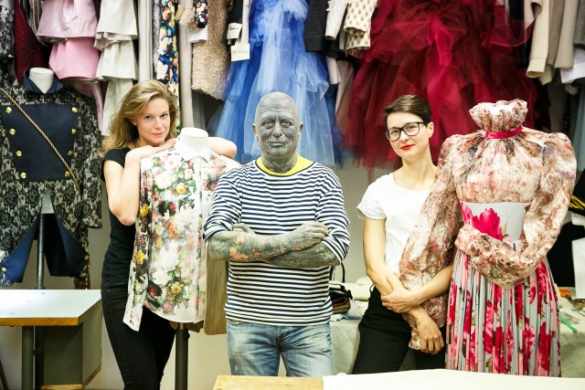 Martina Kinská, Vladimír Franz a&nbsp;Miřenka Čechová v&nbsp;krejčovně Švandova divadla (foto: Michaal Hančovský)