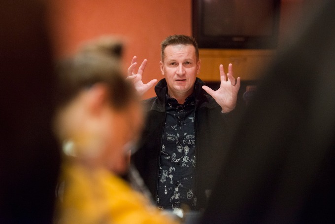 zkouška inscenace Cikáni jdou do nebe v Divadle Bez zábradlí (foto: Tereza Křenová) zkouška inscenace Cikáni jdou do nebe v Divadle Bez zábradlí (foto: Tereza Křenová)