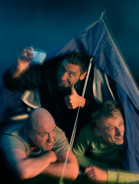 Tři stárnoucí kamarádi na úpatí hory a dvoudenní túra před nimi. Cíl je jasný: překonat krizi středního věku... (foto: Divadlo Ungelt) Tři stárnoucí kamarádi na úpatí hory a dvoudenní túra před nimi. Cíl je jasný: překonat krizi středního věku... (foto: Divadlo Ungelt)