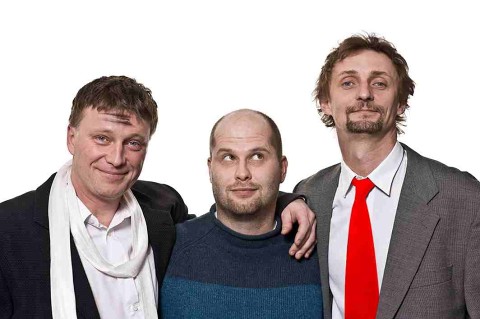 Michal Dlouhý (Kristoffer) a&nbsp;Kamil Halbich (Ravn) s&nbsp;režisérem Danielem Hrbkem (foto: archiv Švandova divadla)