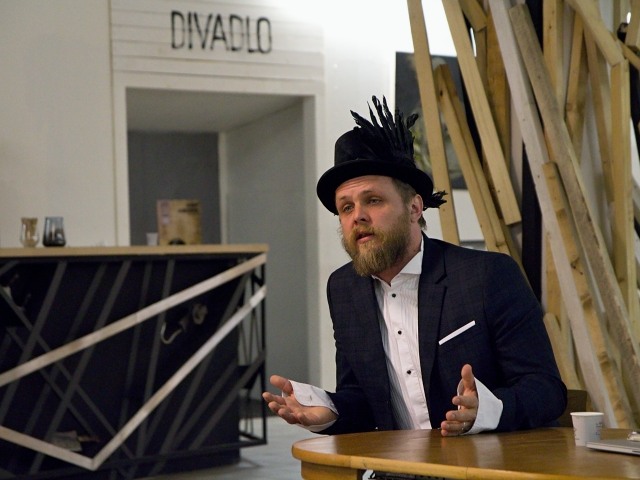 Rosťa Novák našel pro Cirk La Putyka domovskou scénu (foto: Michal Novák)