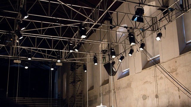 nad hlavní stage vrcholí souboj s&nbsp;otázkou, jak prostor zatemnit (foto: Michal Novák)