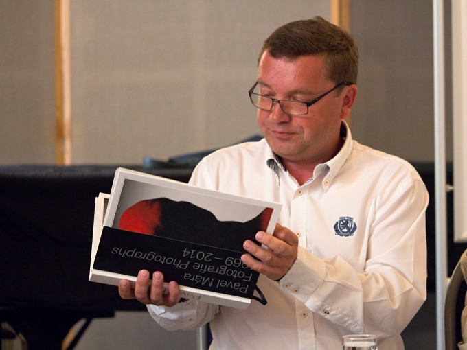 Michal Rychlý představuje unikátní publikaci fotografa Pavla Máry (foto: Michal Novák)