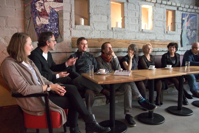 Sára Venclovská, Tom Ciller, Martin Kubran, Martin Čičvák, Ivana Uhlířová, Veronika Žilková, Lenka Skopalová, Vladimír Procházka (foto: Michal Novák) Sára Venclovská, Tom Ciller, Martin Kubran, Martin Čičvák, Ivana Uhlířová, Veronika Žilková, Lenka Skopalová, Vladimír Procházka (foto: Michal Novák)