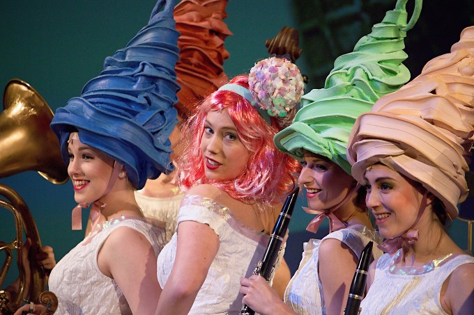 ze zkoušky inscenace Sugar (Někdo to rád horké)