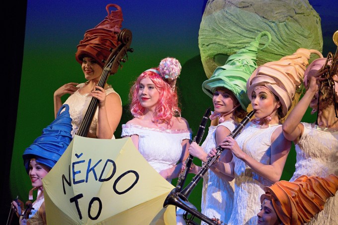 ze zkoušky inscenace Sugar (Někdo to rád horké)