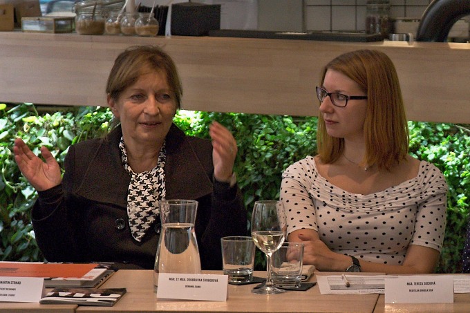 děkanka Divadelní fakulty AMU Doubravka Svobodová a nová ředitelka Divadla Disk Tereza Sochová děkanka Divadelní fakulty AMU Doubravka Svobodová a nová ředitelka Divadla Disk Tereza Sochová