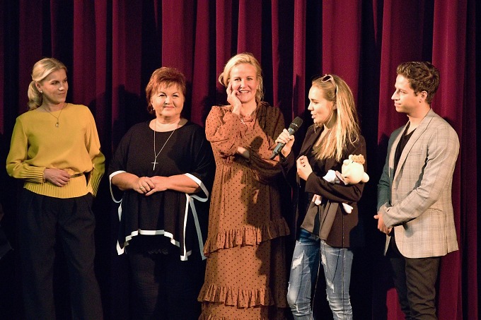 Kmotrami a&nbsp;kmotrem nového CD jsou Leona Machálková, Hanka Křížková, Vendula Pizingerová, Lucie Vondráčková a&nbsp;Milan Peroutka