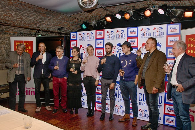 společný přípitek společný přípitek