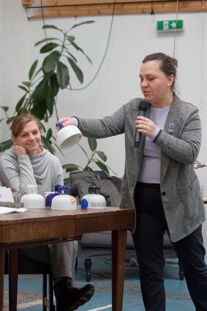 ředitelka festivalu Adriana Světlíková představuje výtvarnou podobu cen Česká divadelní DNA, přihlíží Lucia Kašiarová ředitelka festivalu Adriana Světlíková představuje výtvarnou podobu cen Česká divadelní DNA, přihlíží Lucia Kašiarová