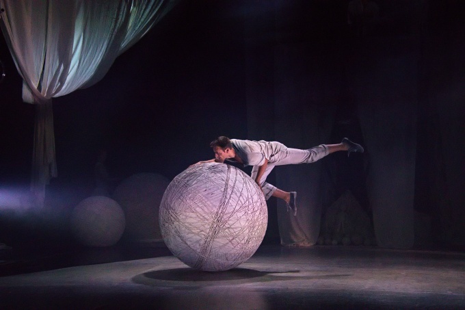 Cirkus Cirkör - ukázka z představení Knitting Peace 