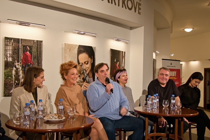 na tiskovém setkání v&nbsp;Divadle Lucie Bílé
