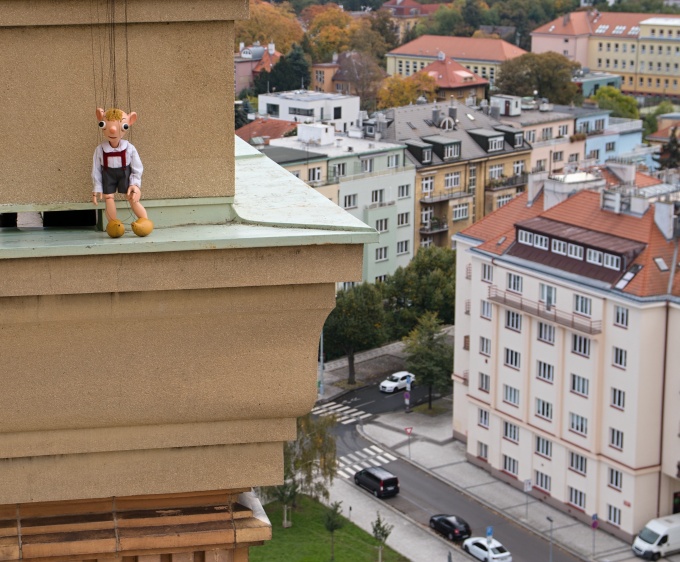 Hurvínek na nebezpečné obhlídce hotelu International