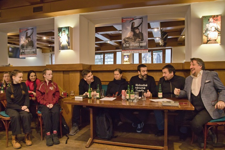 na tiskovém setkání v&nbsp;klubu MdB