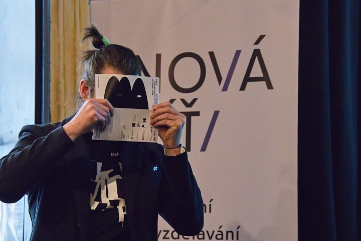 jak také můžete pozorovat festivalové dění, díky vystřihnutým očím v&nbsp;tiskovině s&nbsp;rozpisem programu