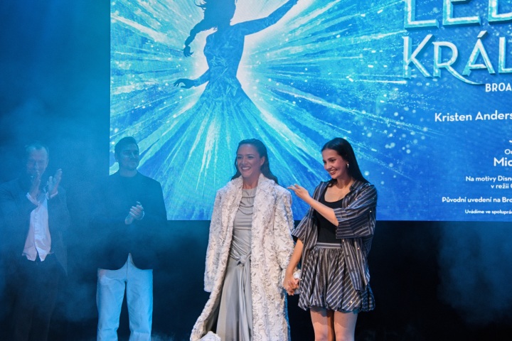 na jeviště přicházejí představitelky Elsy a Anny, Eva Burešová a Ines Ben Ahmed na jeviště přicházejí představitelky Elsy a Anny, Eva Burešová a Ines Ben Ahmed