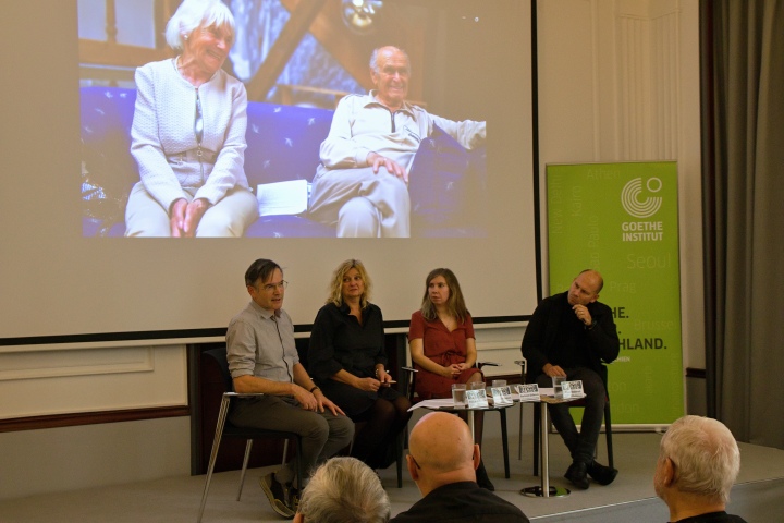 na tiskovém setkání v Goethe-Institutu: Philipp Schenker, Zuzana Augustová, Barbora Etlíková, Petr Štědroň na tiskovém setkání v Goethe-Institutu: Philipp Schenker, Zuzana Augustová, Barbora Etlíková, Petr Štědroň