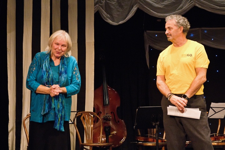 přítomné přivítala Blanka Pechová, která je dočasně pověřena řízením divadla, spolu s&nbsp;Martinem Dejdarem