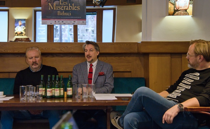 o podrobný vhled na fenomén Bídníků se postaral dramaturg Miroslav Ondra (uprostřed)
