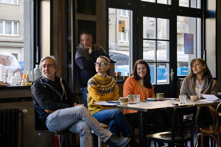 Jiří Havelka, Marta Ljubková, Kateřina Letáková, Eva Suková, za nimi ředitel Dejvického divadla Lukáš Průdek Jiří Havelka, Marta Ljubková, Kateřina Letáková, Eva Suková, za nimi ředitel Dejvického divadla Lukáš Průdek
