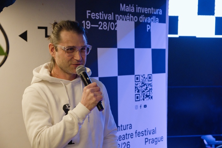 přítomné přivítal Petr Pola, umělecký ředitel festivalu Malá inventura