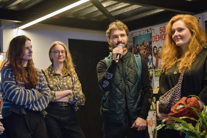Tobiáš Nevřiva zve na performativní audiowalk (Divadlo Setkání - Lovci majú oči pre plač), vpravo dramaturgyně festivalu Karolina Plicková
