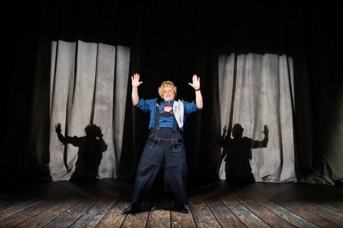 Berliner Ensemble - Der Deiner Zweier Herren (foto: JR Berliner Ensemble) Berliner Ensemble - Der Deiner Zweier Herren (foto: JR Berliner Ensemble)
