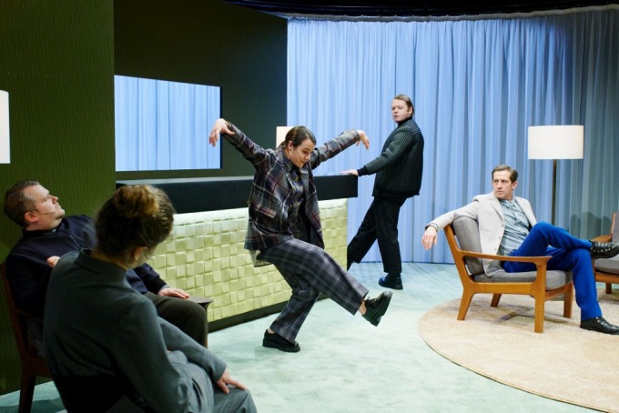 Thalia Theater - Doughnut (foto: Fabian Hammerl) Thalia Theater - Doughnut (foto: Fabian Hammerl)